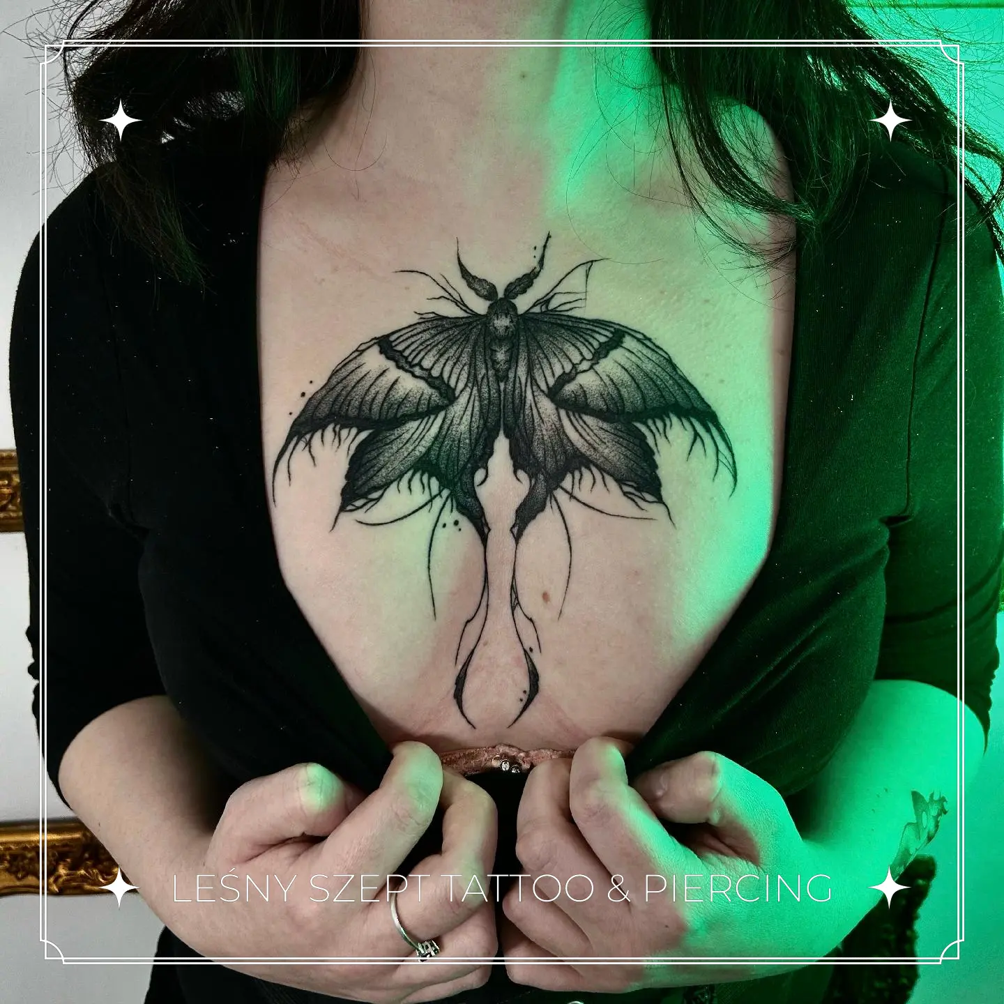 Tatuaż blackwork przedstawiający jelenią czaszkę z porożem i ornamentalnym cieniowaniem, na ramieniu