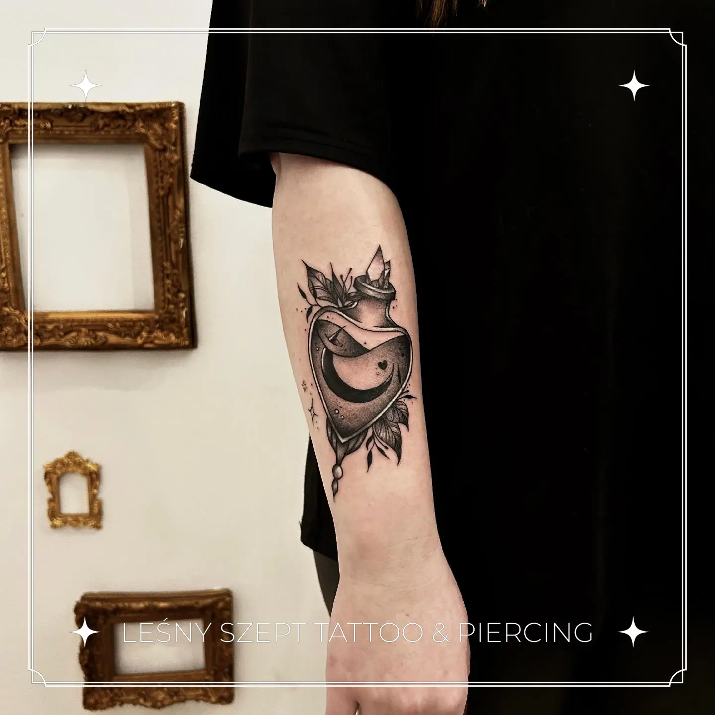 Tatuaż butelki z eliksirem, półksiężycem i liśćmi, na przedramieniu