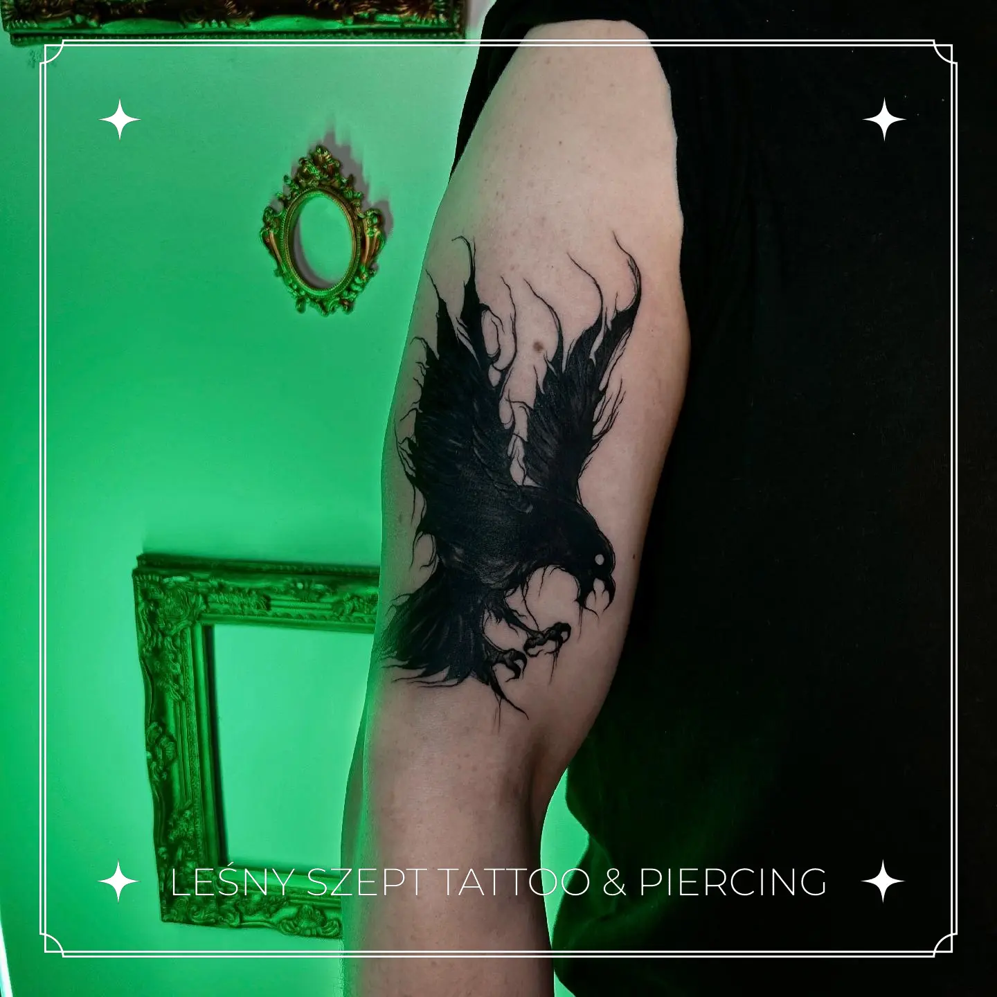 Czarny tatuaż kruka z płomiennymi skrzydłami, dynamiczna poza na ramieniu