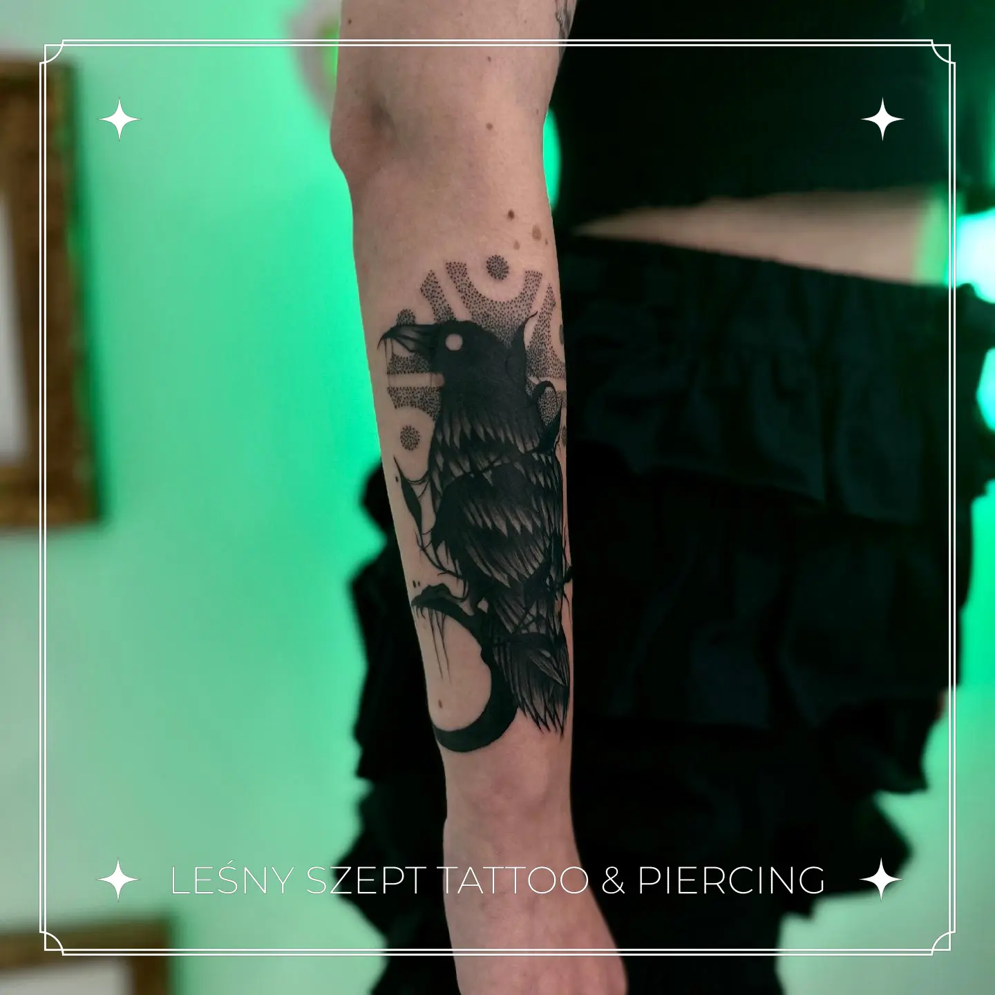 Tatuaż czaszki z rogami otoczonej leśnymi elementami i runami, na przedramieniu