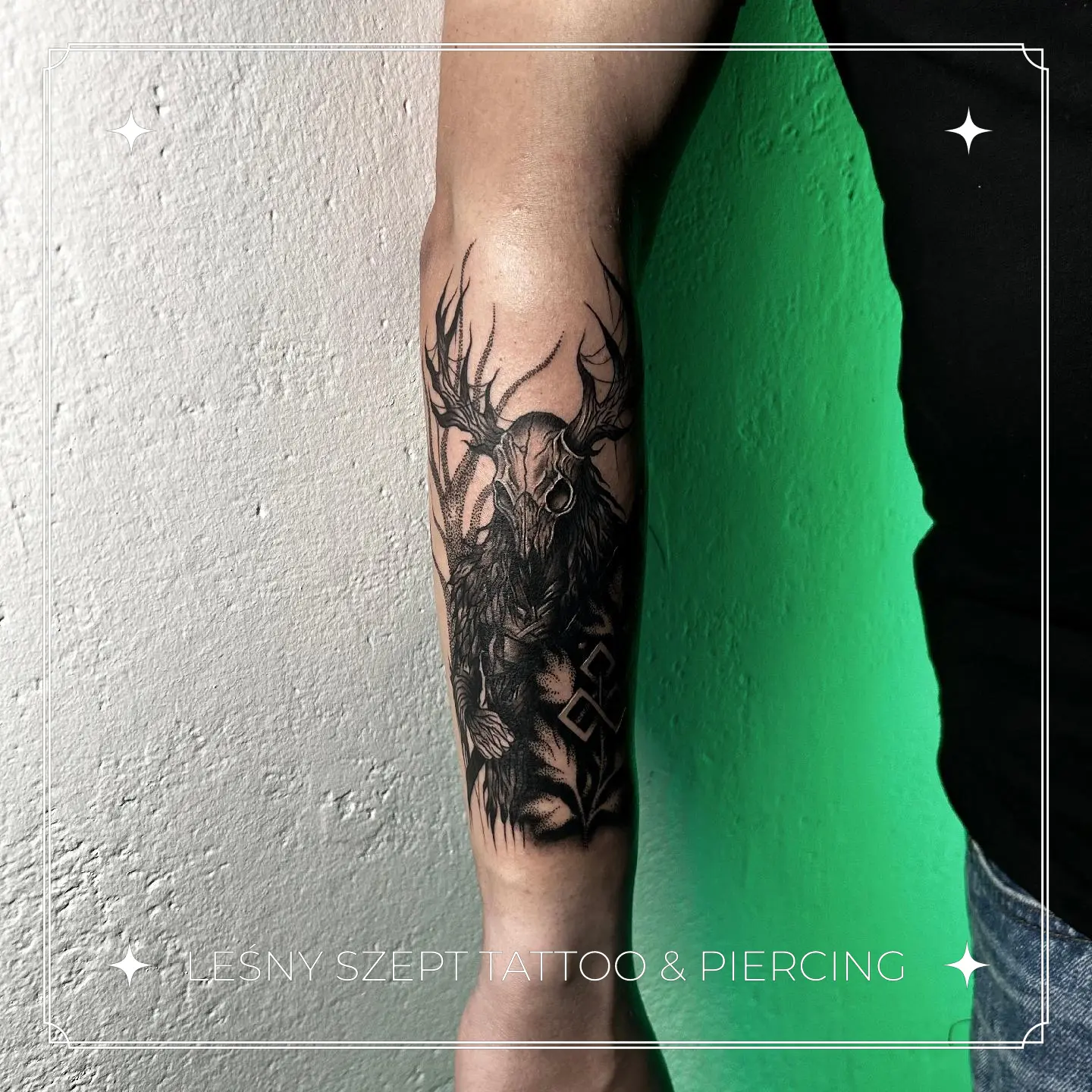 Czarny tatuaż dużej ćmy z kobiecą sylwetką wkomponowaną w tułów, na klatce piersiowej