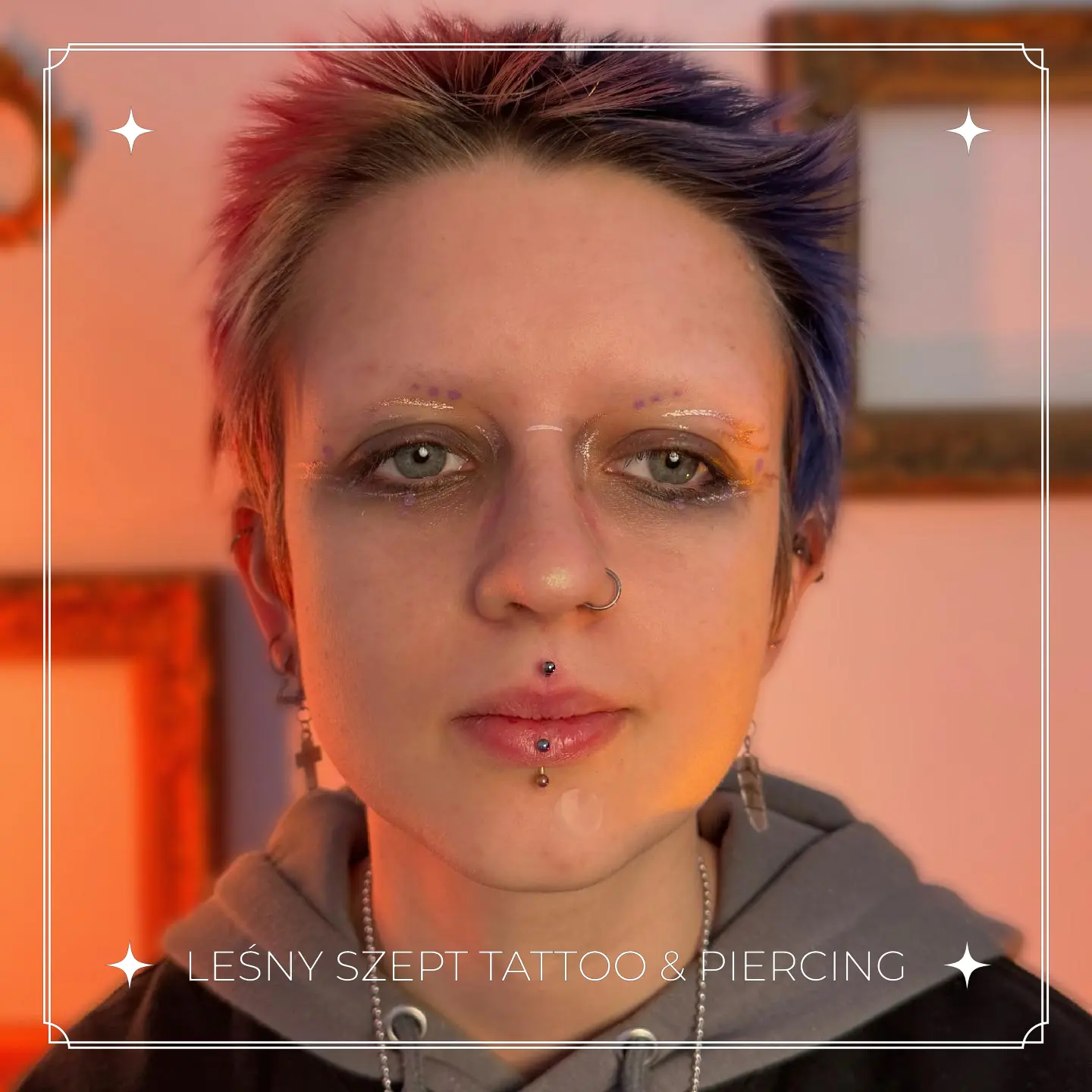 Kolczyki na twarzy – nostril, pionowy labret i medusa