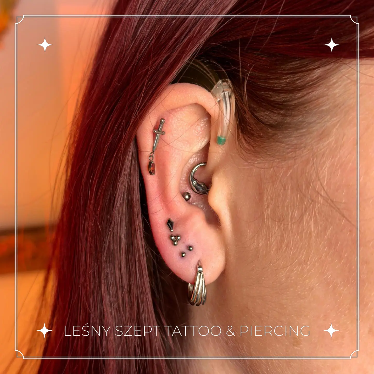 Wiele przekłuć ucha  – helix, conch i kolczyk w kształcie miecza
