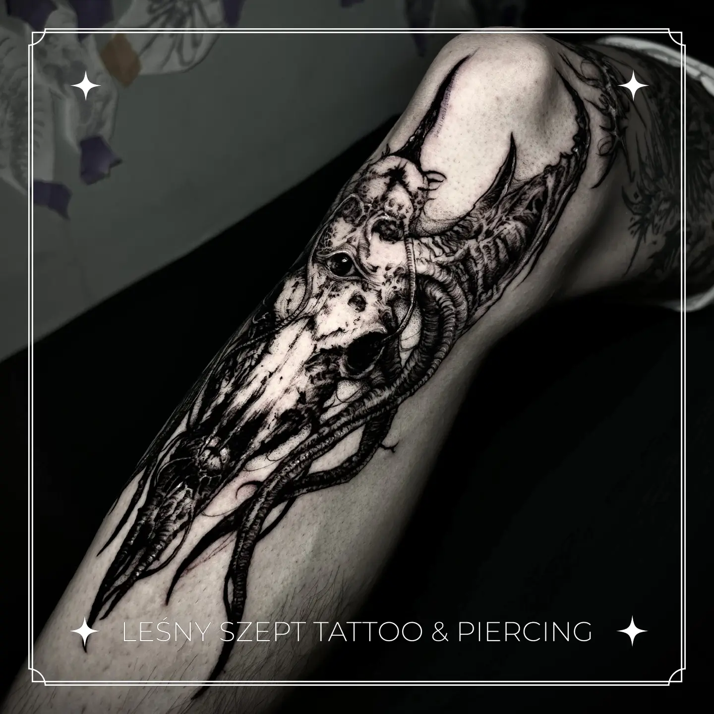 Tatuaż przedstawiający czaszkę kozła z organicznymi i biomechanicznymi formami w stylu blackwork