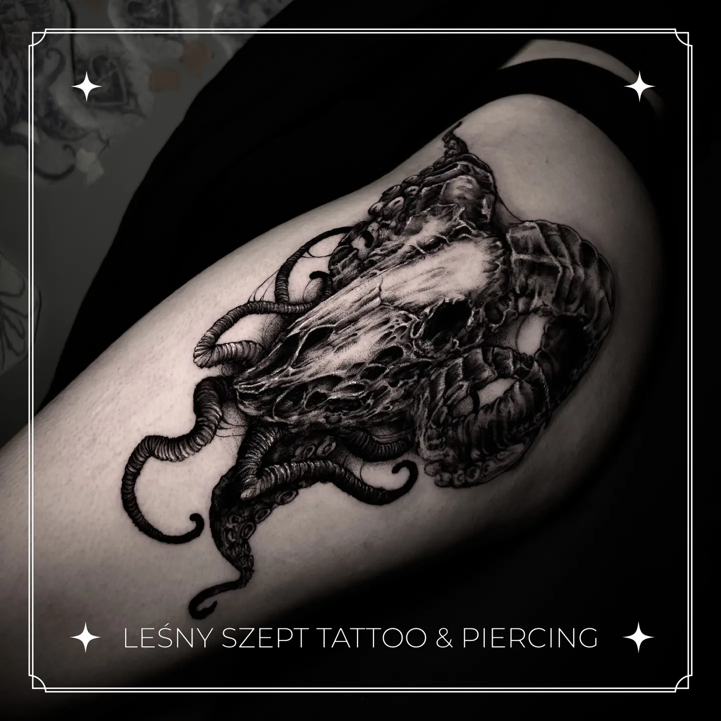 Horrorowy tatuaż przedstawiający czaszkę kozła oplecioną mackami, wykonany w stylu blackwork