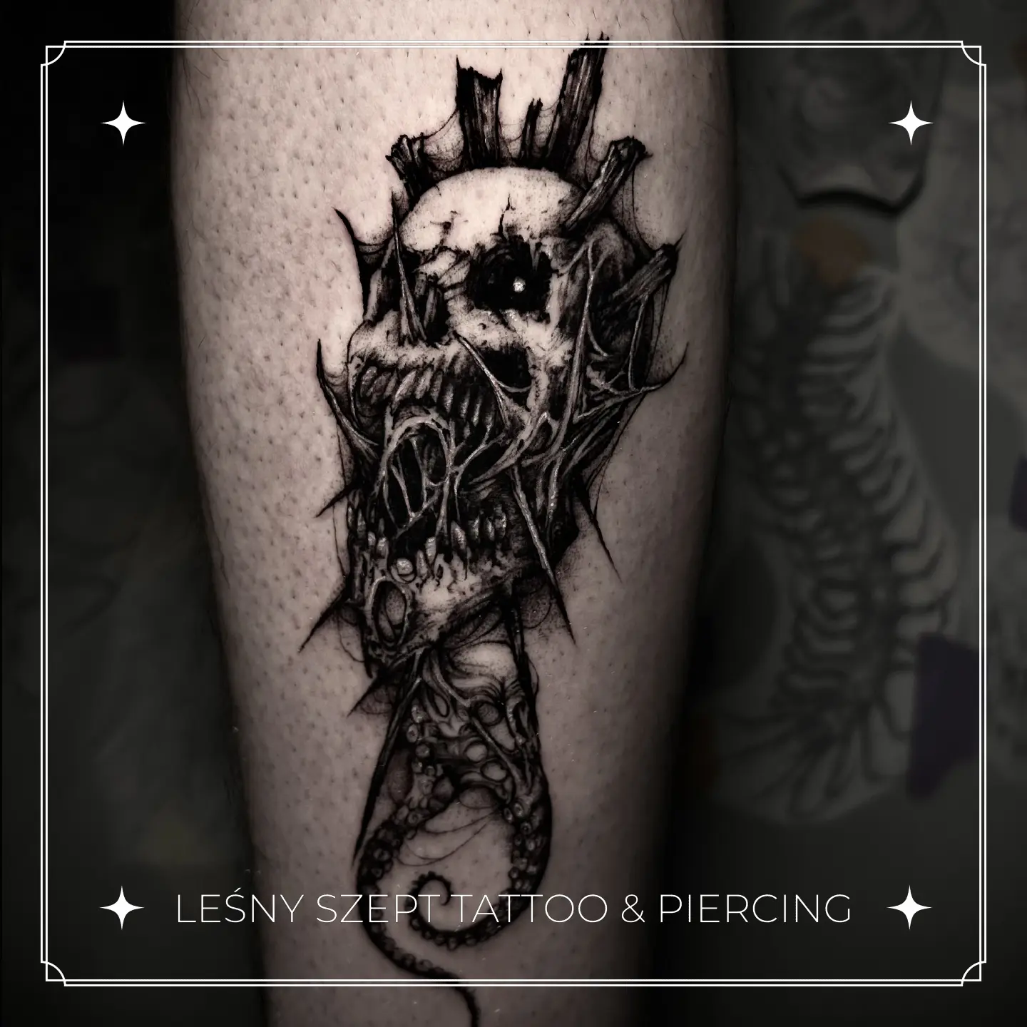 Horrorowy tatuaż z czaszką i mackowatymi strukturami, wykonany w stylu blackwork