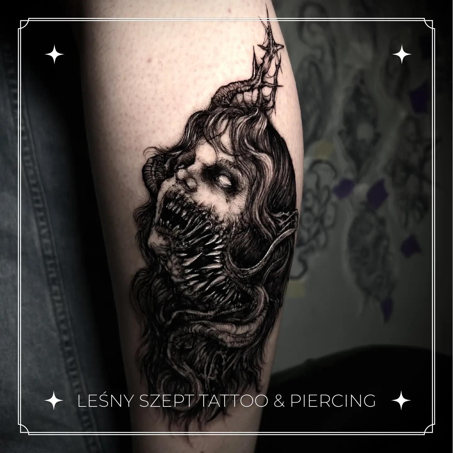 Horrorowy tatuaż przedstawiający zdeformowaną czaszkę z organicznymi strukturami w stylu blackwork, wykonany na udzie