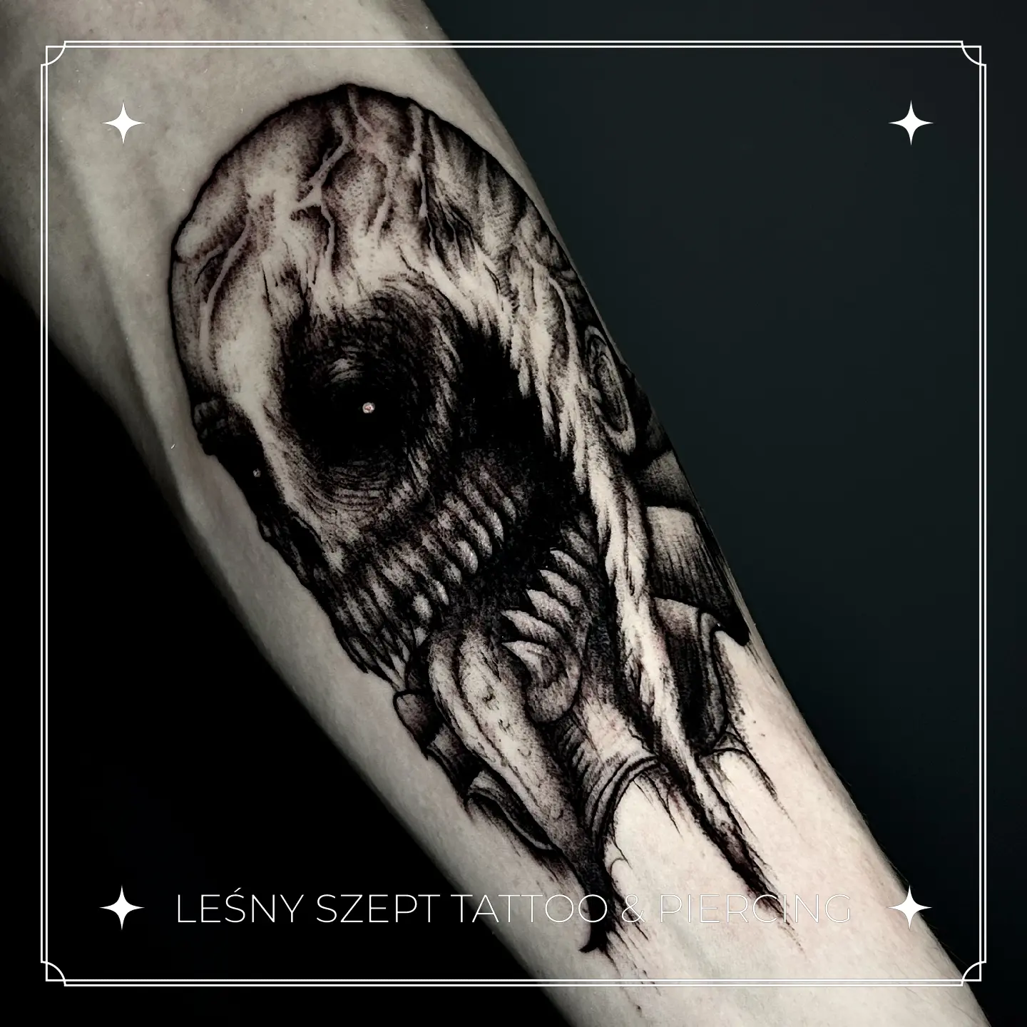 Mroczny tatuaż horrorowy z czaszką i intensywnym cieniowaniem, wykonany w stylu blackwork