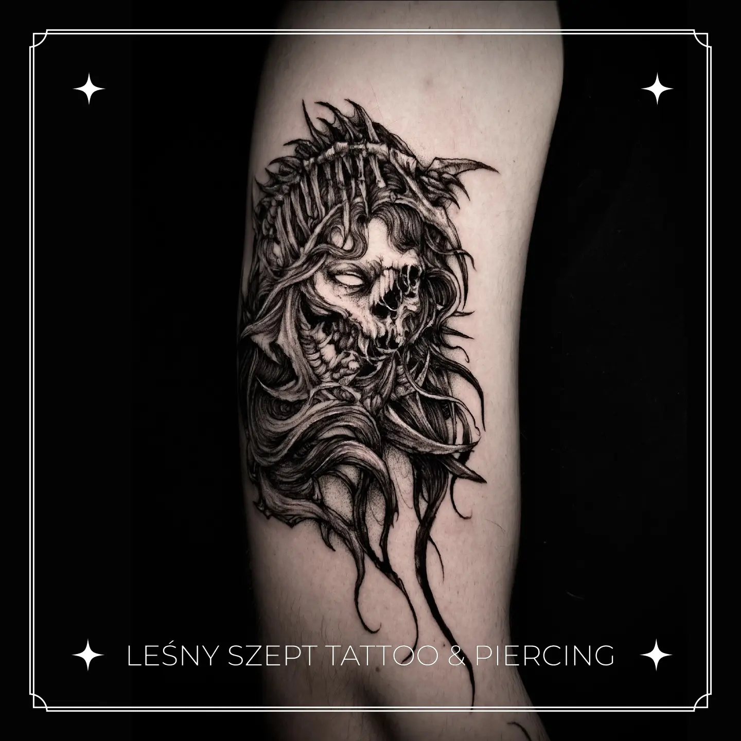 Horrorowy tatuaż przedstawiający zdeformowany portret czaszki z organicznymi włosami w stylu blackwork