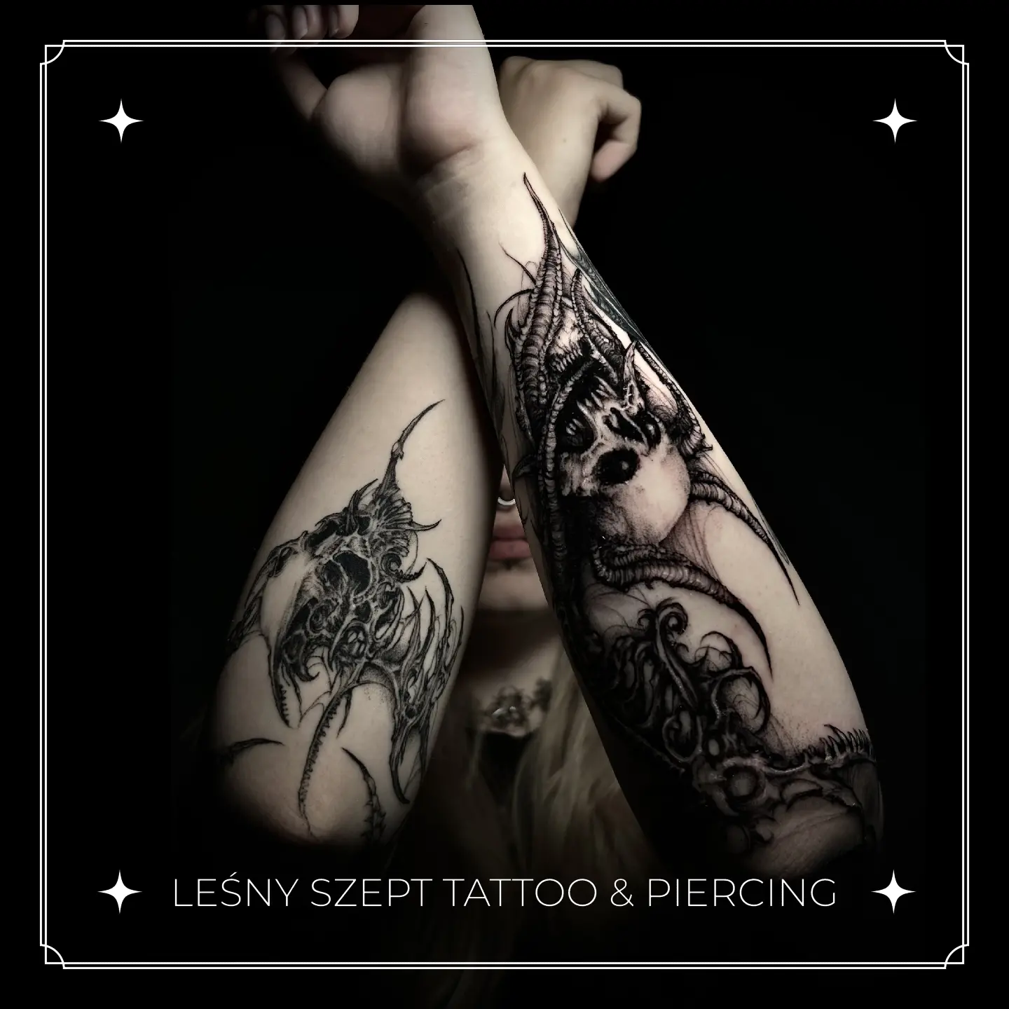 Tatuaże w stylu horror blackwork na przedramionach, przedstawiające organiczne czaszki i biomechaniczne detale