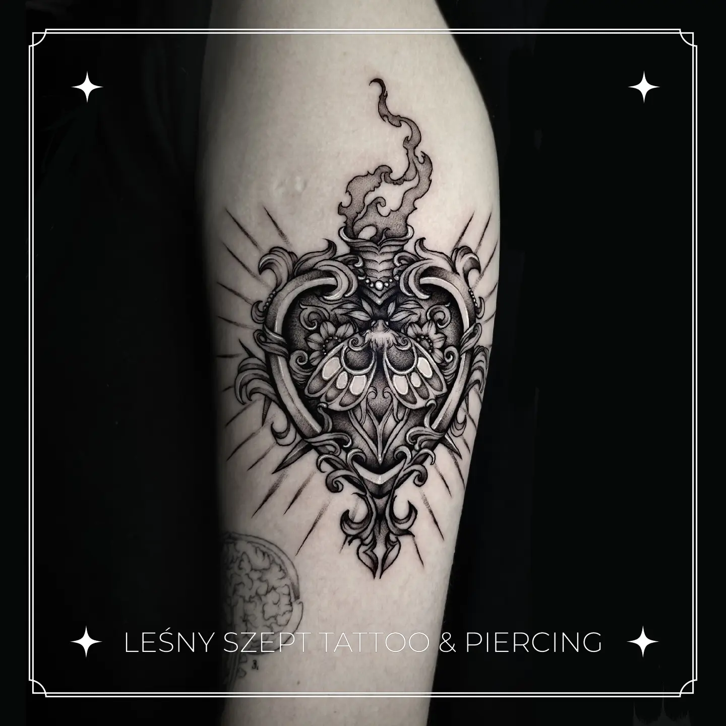 Ornamentalny tatuaż w kształcie serca z motywem owada, wykonany w stylu blackwork