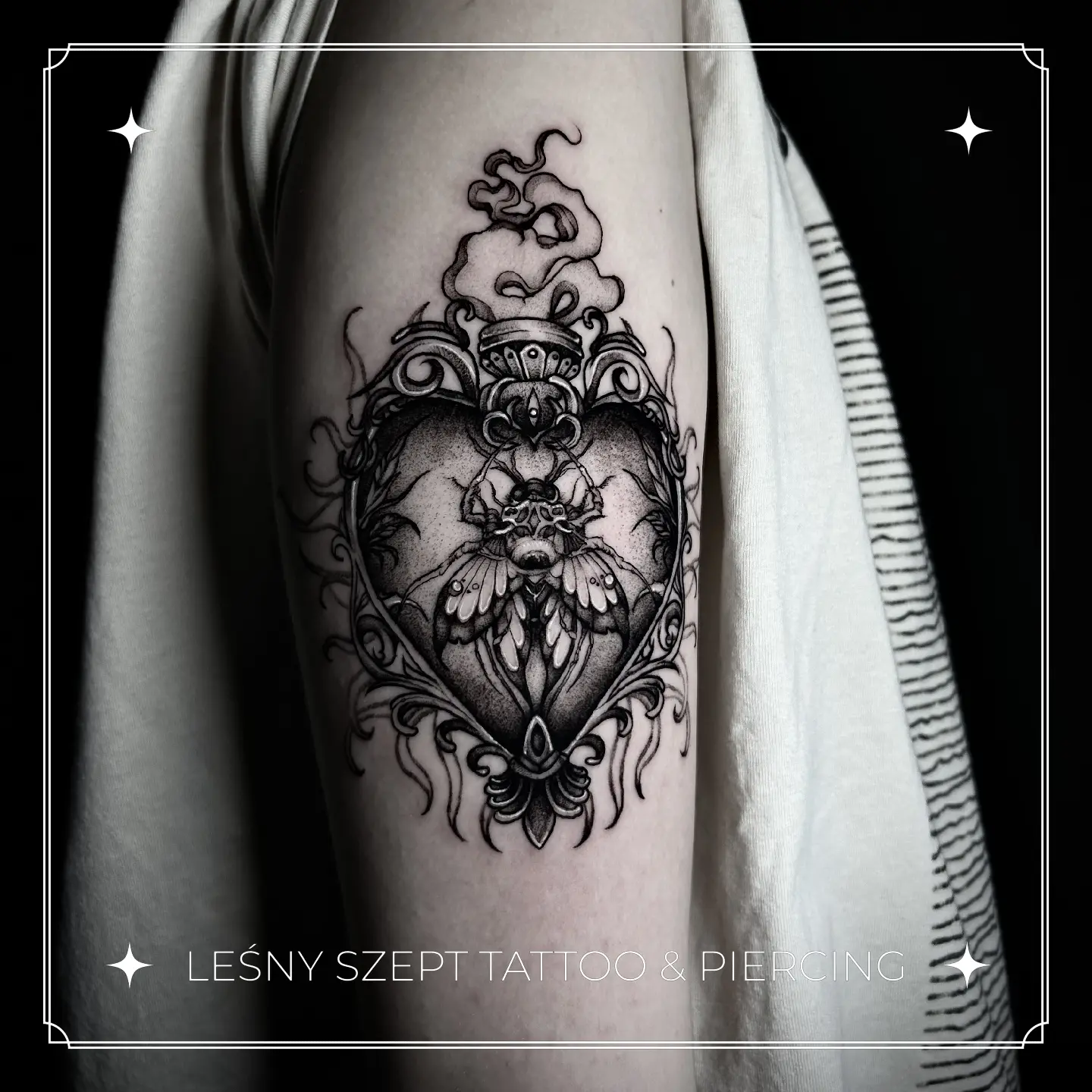 Ornamentalny tatuaż serca z czaszką i owadzimi skrzydłami w stylu blackwork
