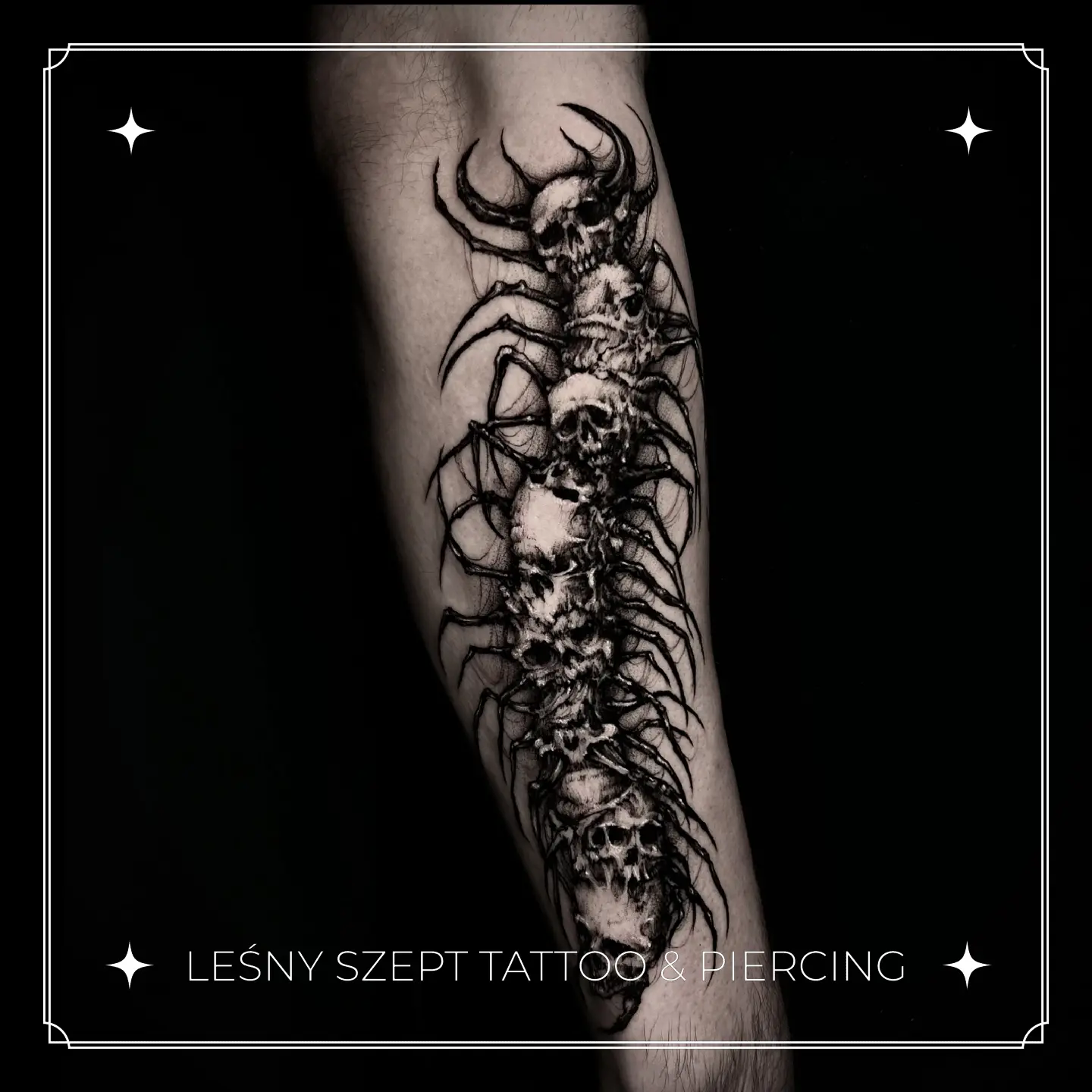 Tatuaż horrorowy przedstawiający stonogę zbudowaną z czaszek, wykonany w stylu blackwork