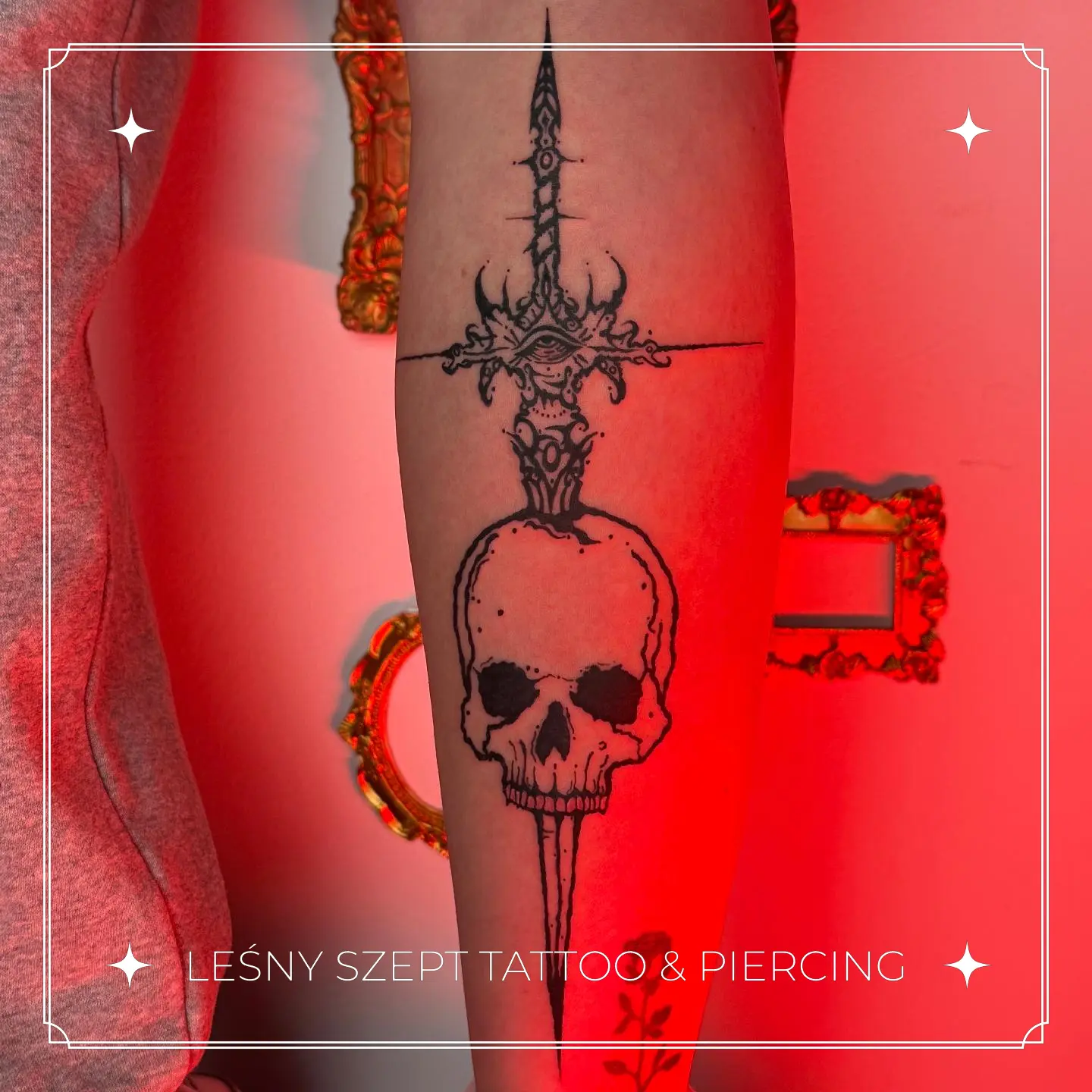 Tatuaż czaszki przebitej sztyletem z ozdobnym okiem na przedramieniu