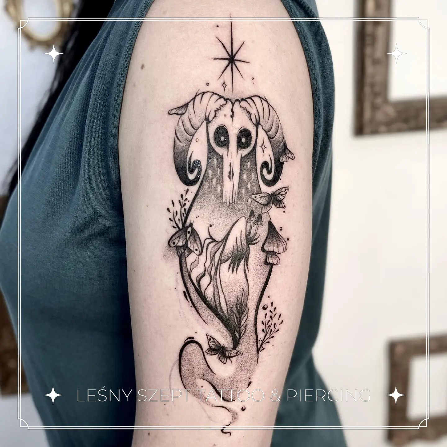 Tatuaż kozłej czaszki z grzybami, ćmami i elementami roślinnymi