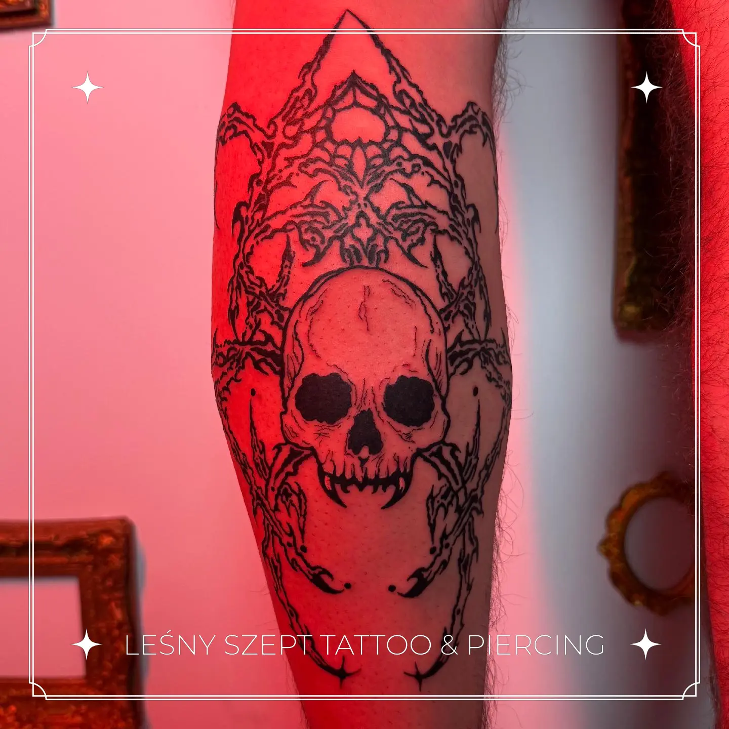 Tatuaż czaszki z gotyckim ornamentowym tłem na przedramieniu