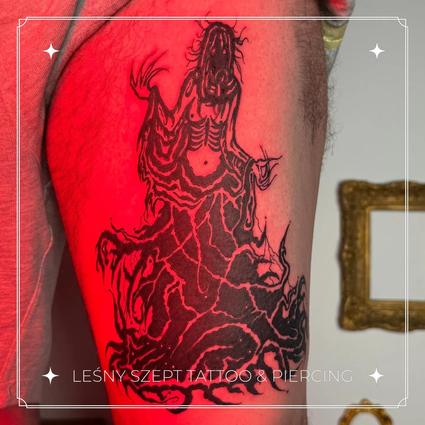 Tatuaż demonicznej, duchowej postaci z wydłużonymi pazurami na udzie