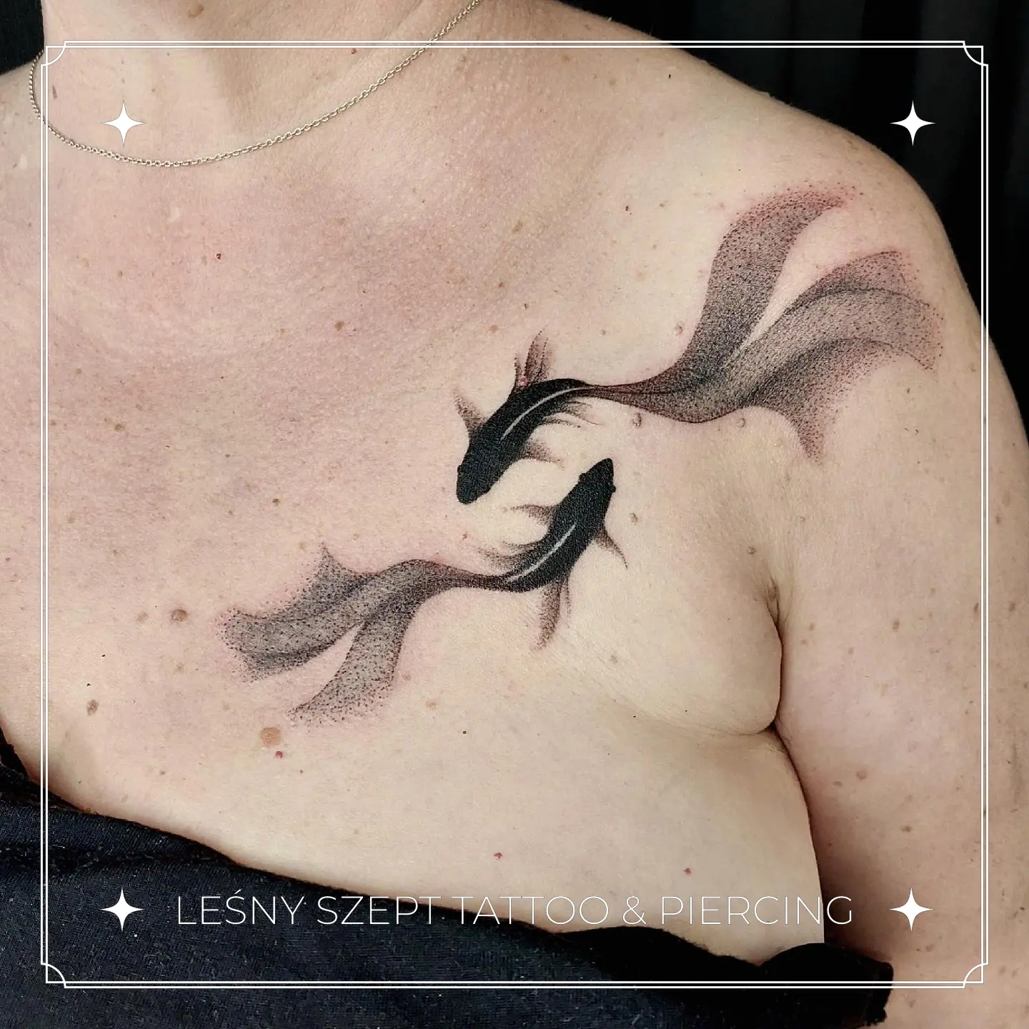 Tatuaż dwóch ryb koi w kompozycji yin-yang na klatce piersiowej