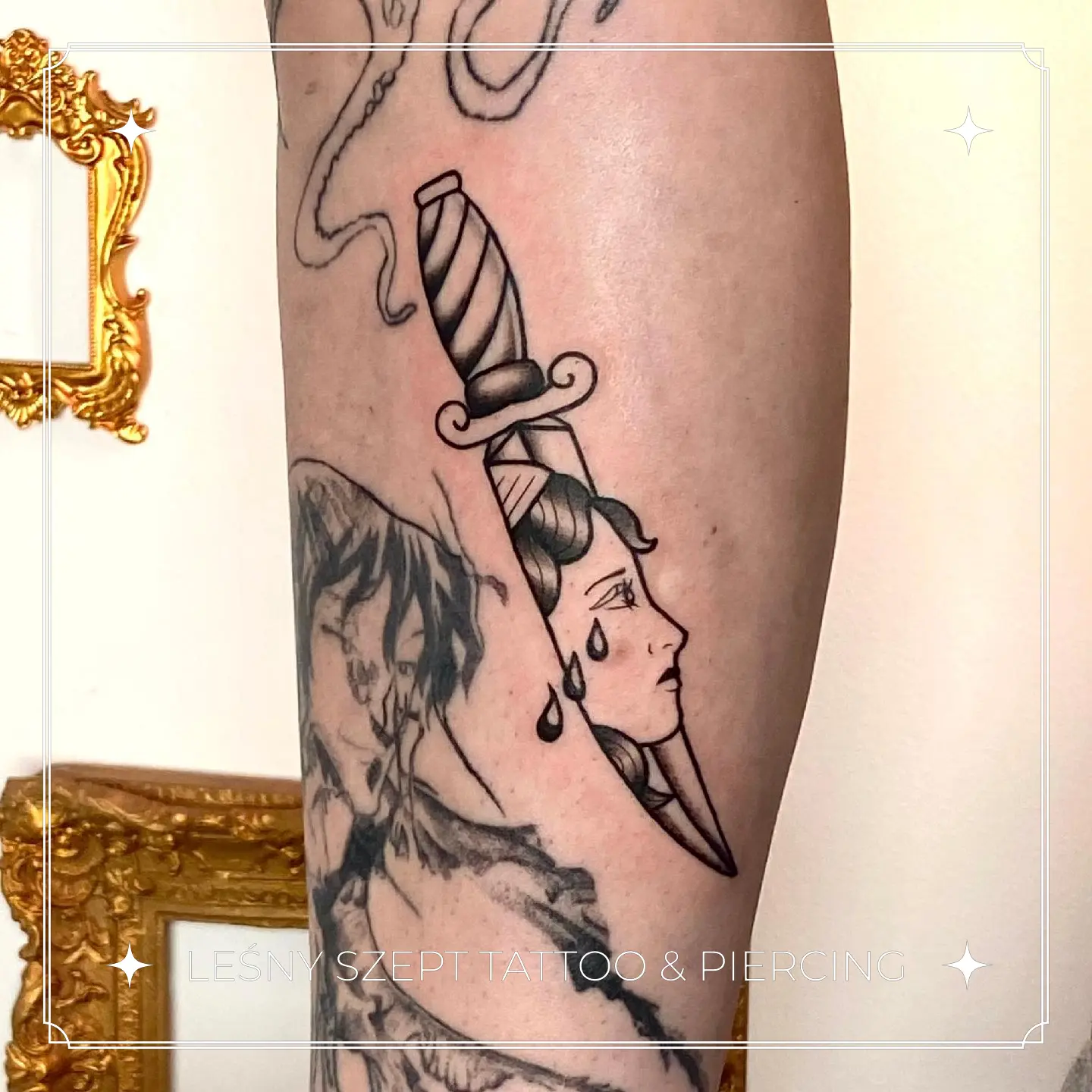 Tatuaż twarzy kobiety przebitej sztyletem z łzami na udzie