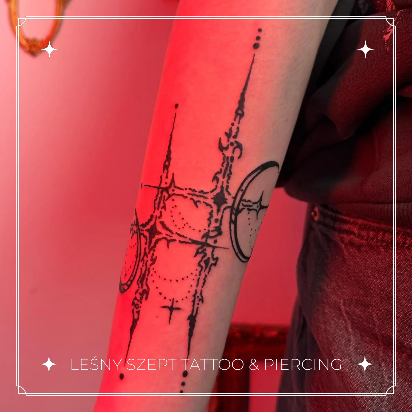 Tatuaż symetrycznego gotyckiego symbolu z kropkami i okręgami na przedramieniu