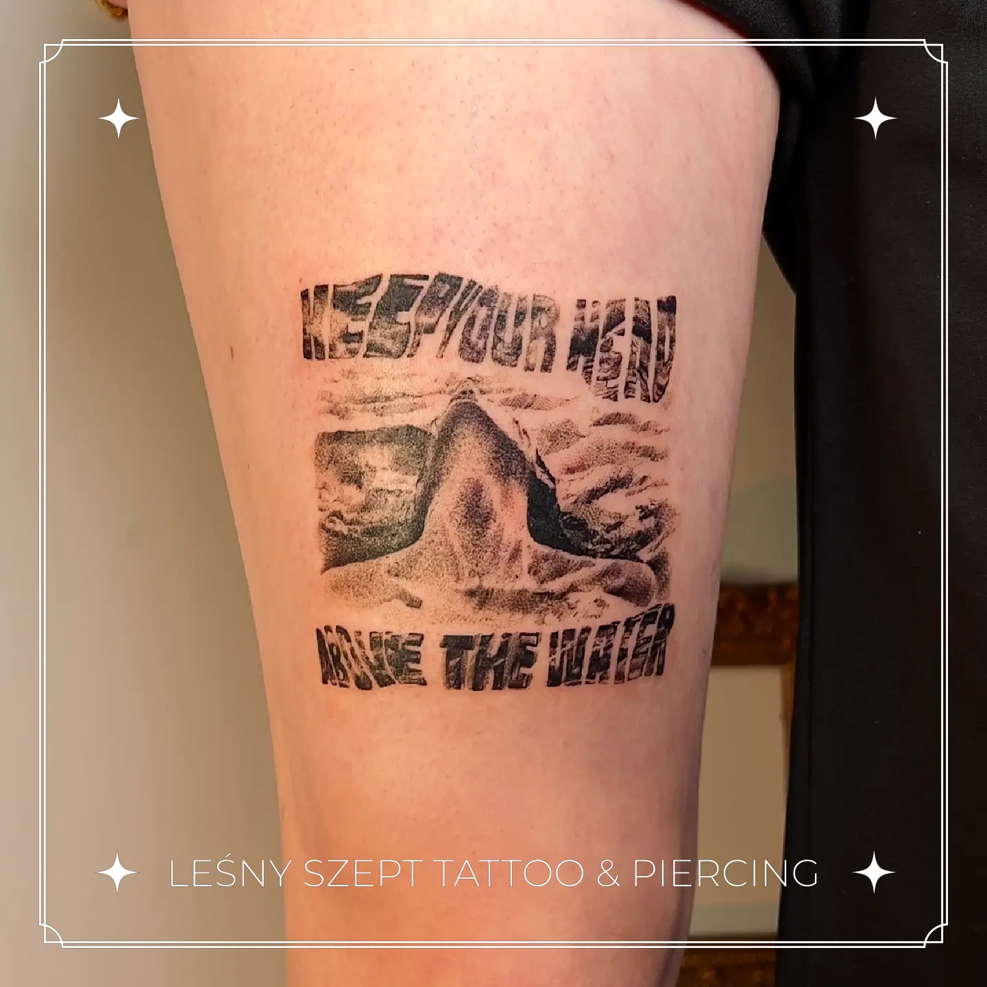 Tatuaż z twarzą wynurzającą się z wody i napisem 'Keep your head above the water' na udzie