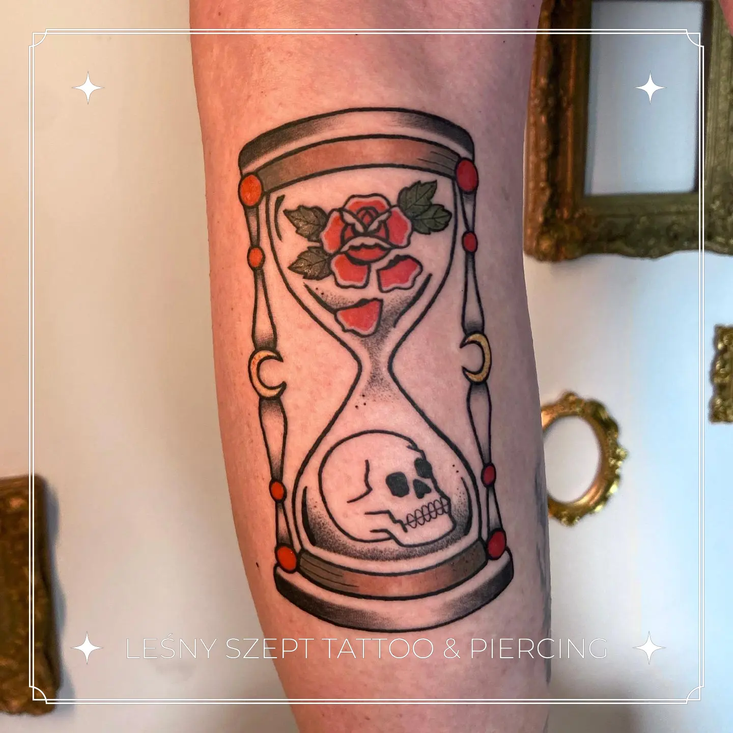 Tatuaż klepsydry z czaszką i różą na łydce