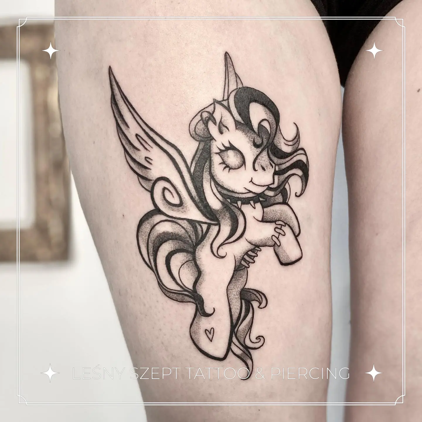 Tatuaż w stylu blackwork przedstawiający kucyka przypominającego My Little Pony