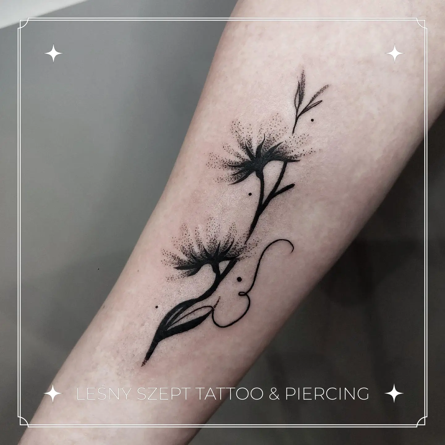 Tatuaż abstrakcyjnych kwiatów w stylu dotwork i linework na przedramieniu