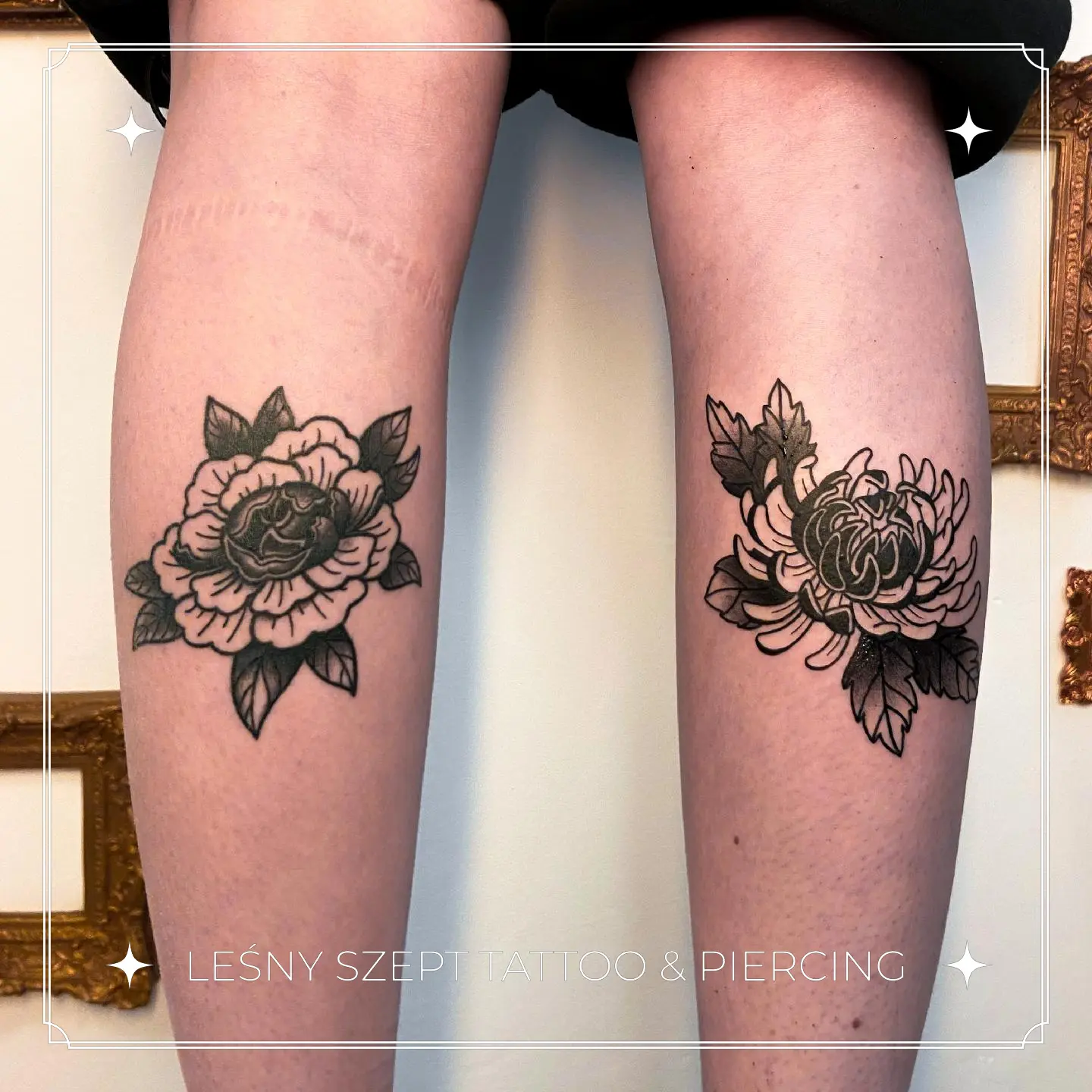 Tatuaż dwóch kwiatów na obu udach