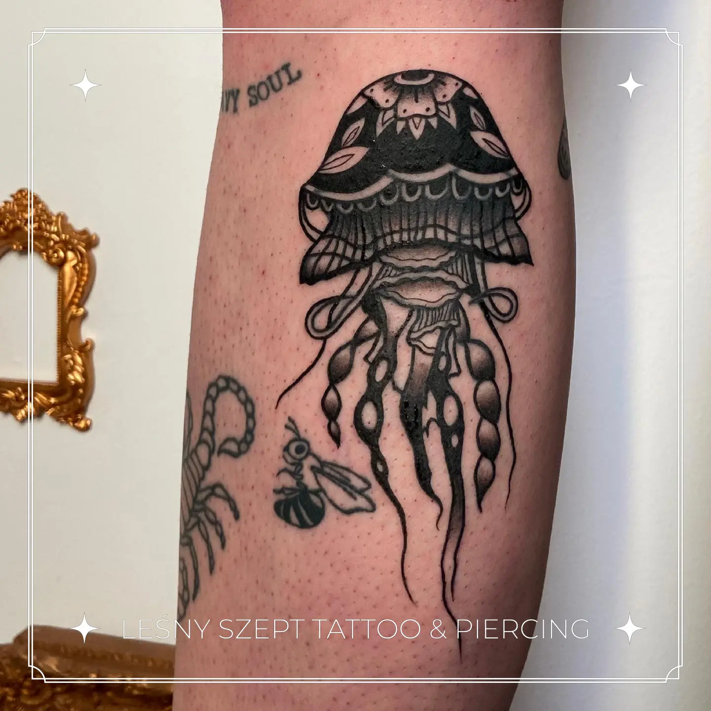 Tatuaż ozdobnej meduzy z ornamentami na nodze