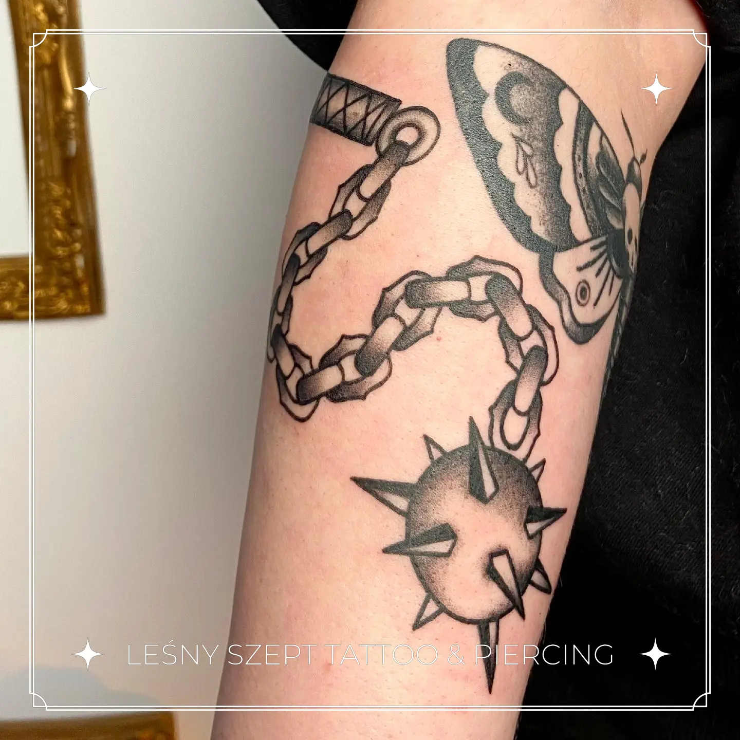 Tatuaż buławy z kolcami na łańcuchu na przedramieniu