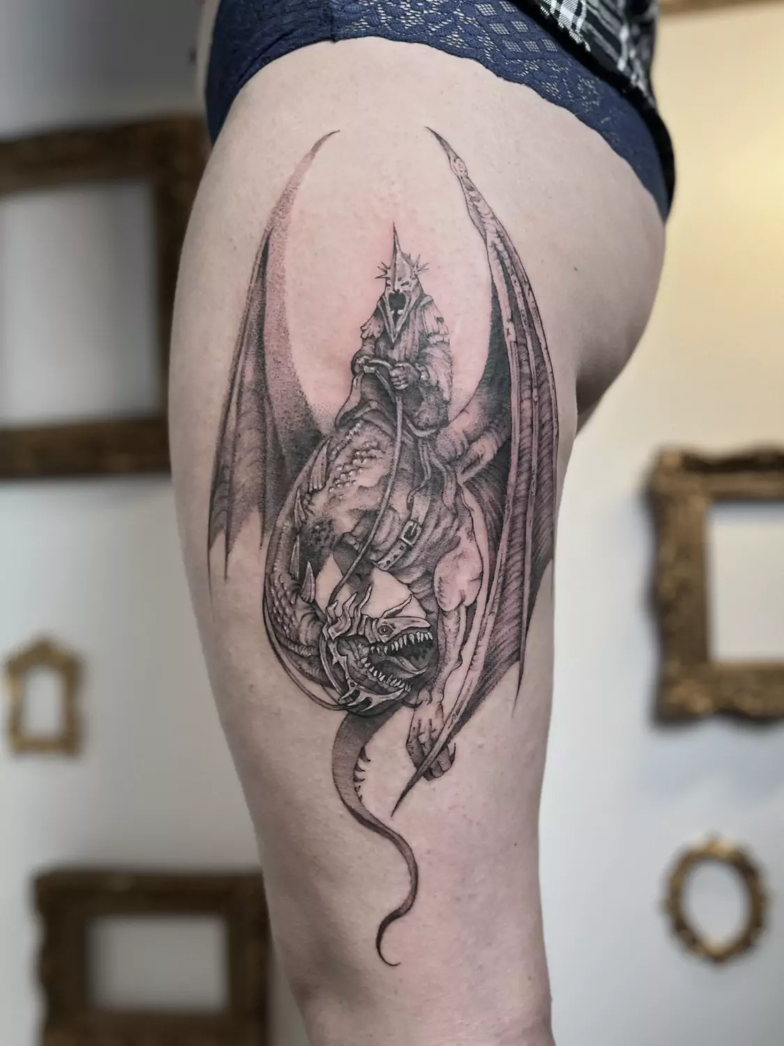 Tatuaż Nazgûla na skrzydlatej bestii z Władcy Pierścieni, wykonany na udzie