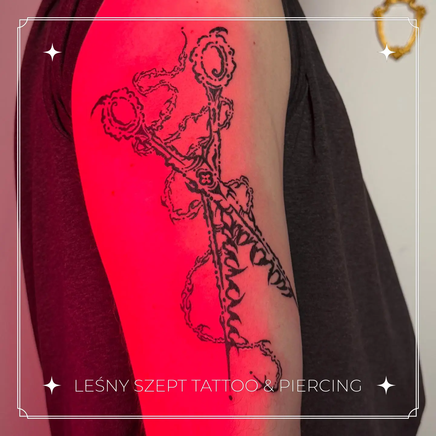 Tatuaż gotyckich nożyczek z ozdobną rączką i wstążką na ręce