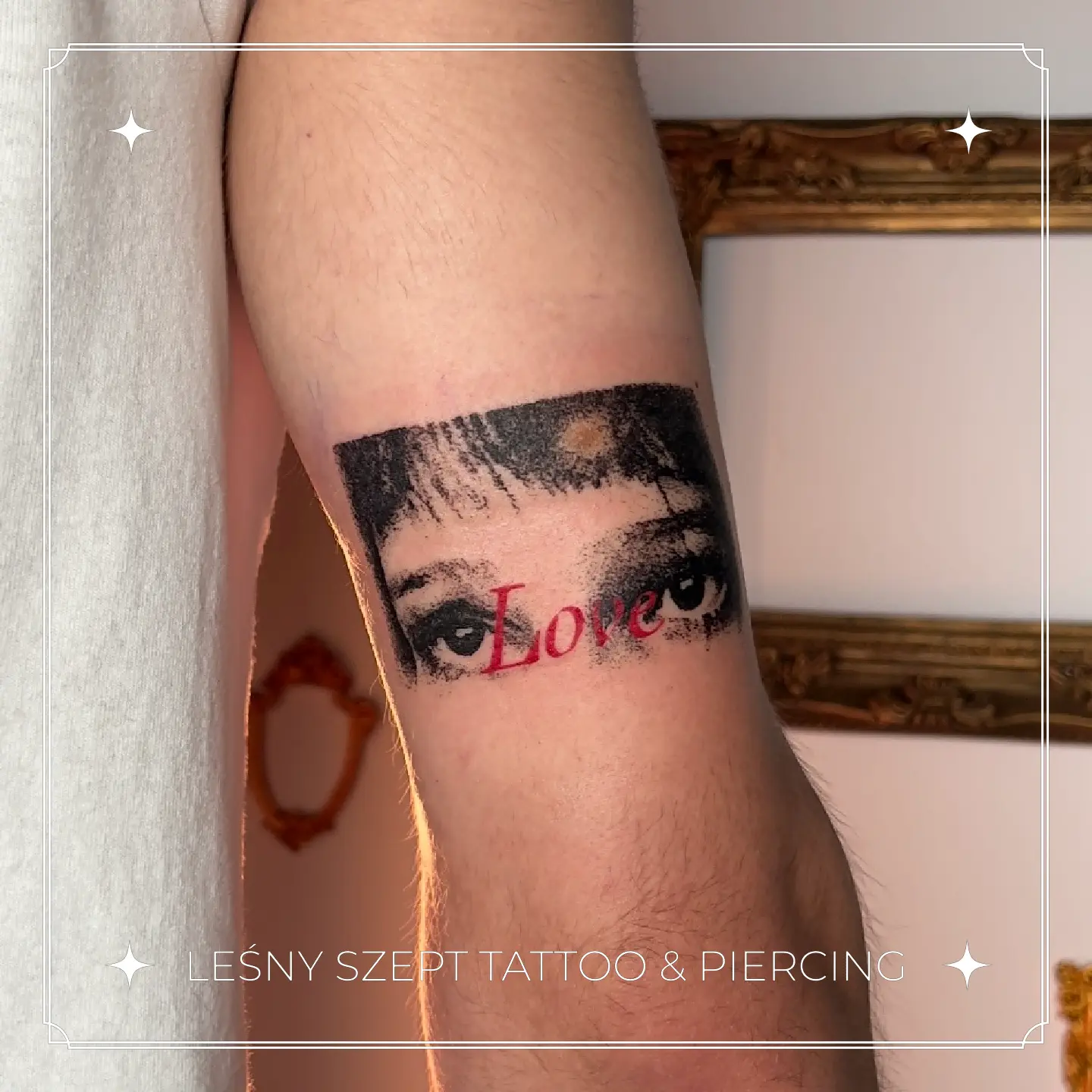 Tatuaż realistycznych oczu z napisem 'Love' na tricepsie