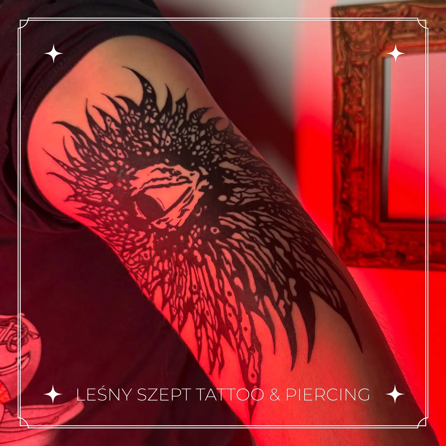 Tatuaż oka smoka w ciemnym stylu z kolczastą teksturą na bicepsie