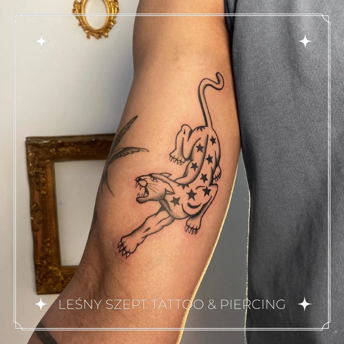 Tatuaż pantery pokrytej gwiazdami na ramieniu