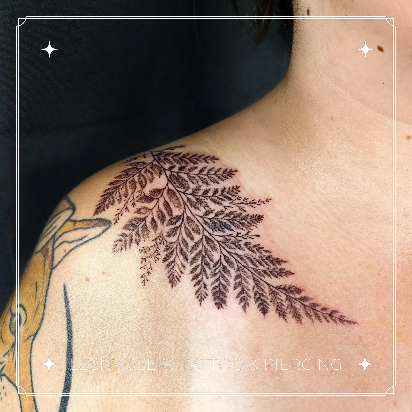 Tatuaż liści paproci rozchodzących się po ramieniu