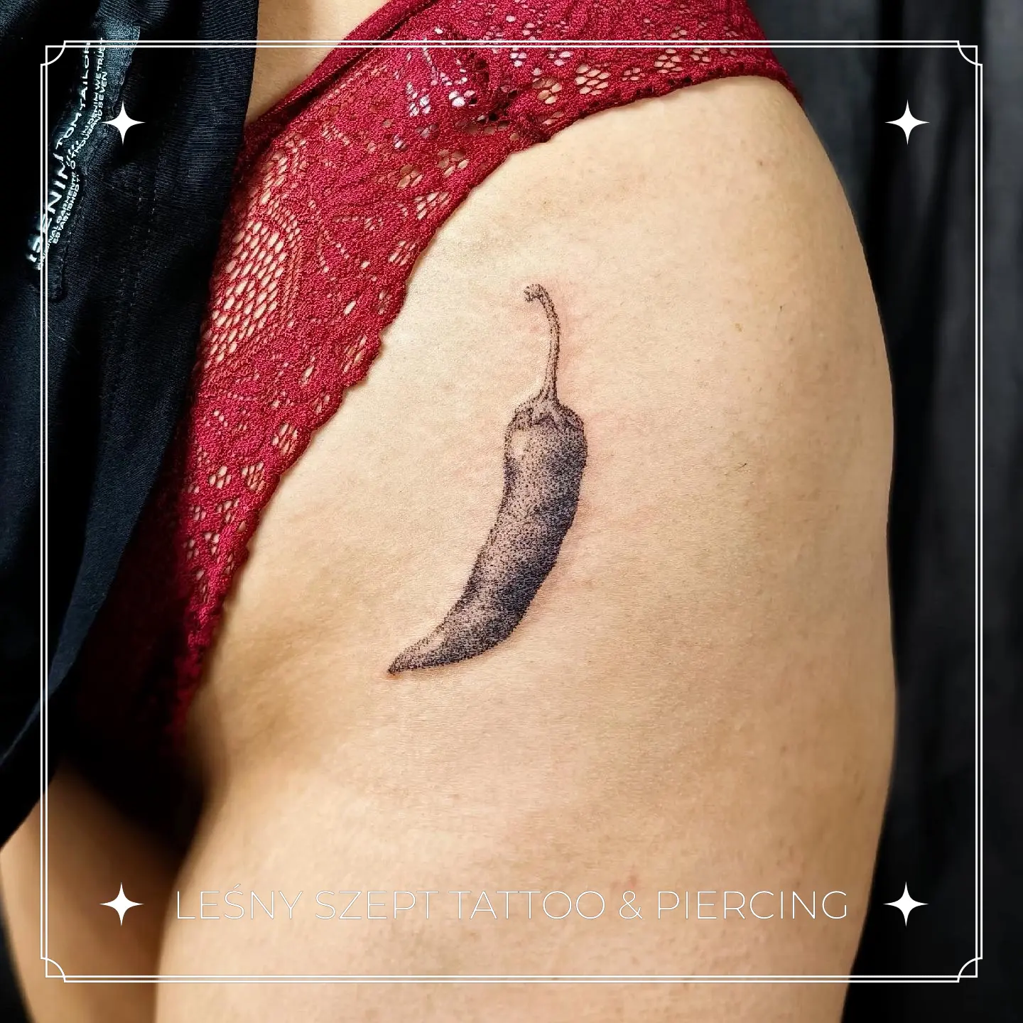 Tatuaż papryczki chili w stylu dotwork na boku