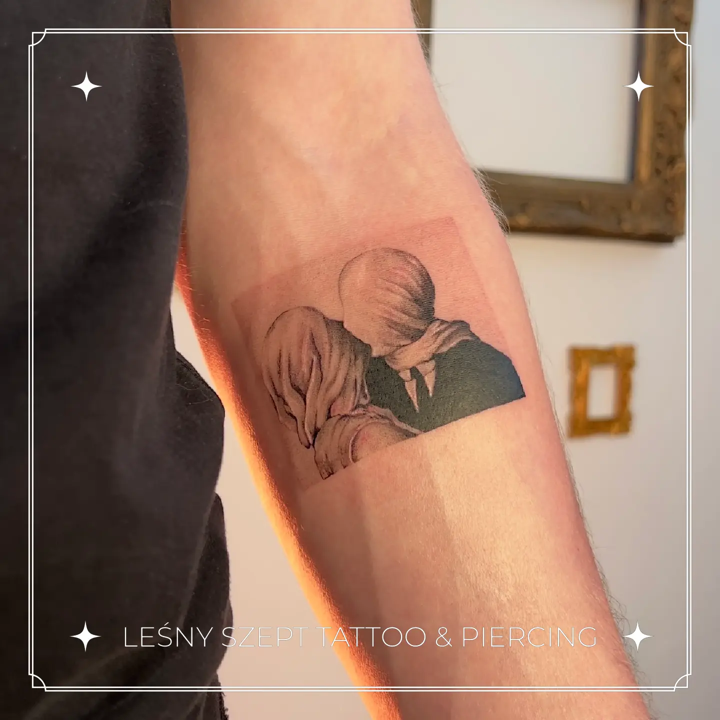 Tatuaż inspirowany obrazem 'Zakochani' René Magritte'a na przedramieniu