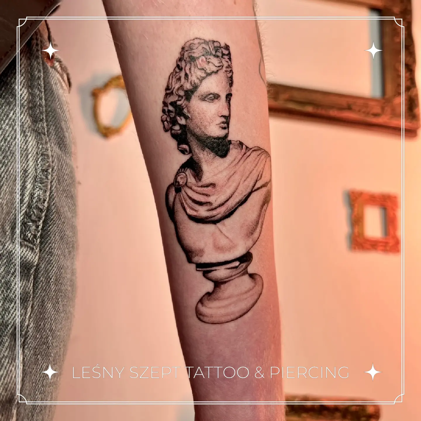 Tatuaż klasycznego popiersia Apolla na wewnętrznej stronie przedramienia