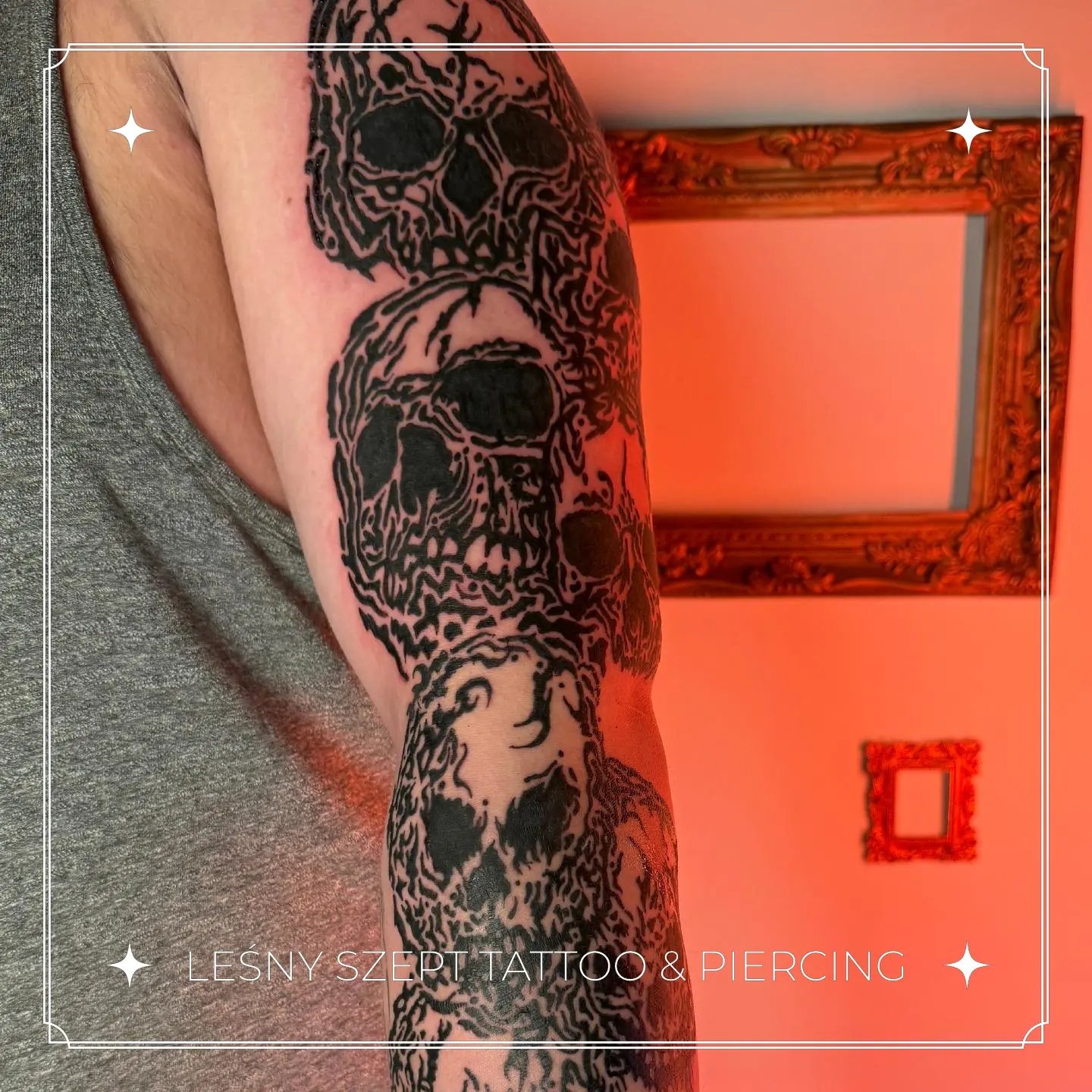 Tatuaż rękaw z warstwami czaszek w stylu blackwork na ramieniu