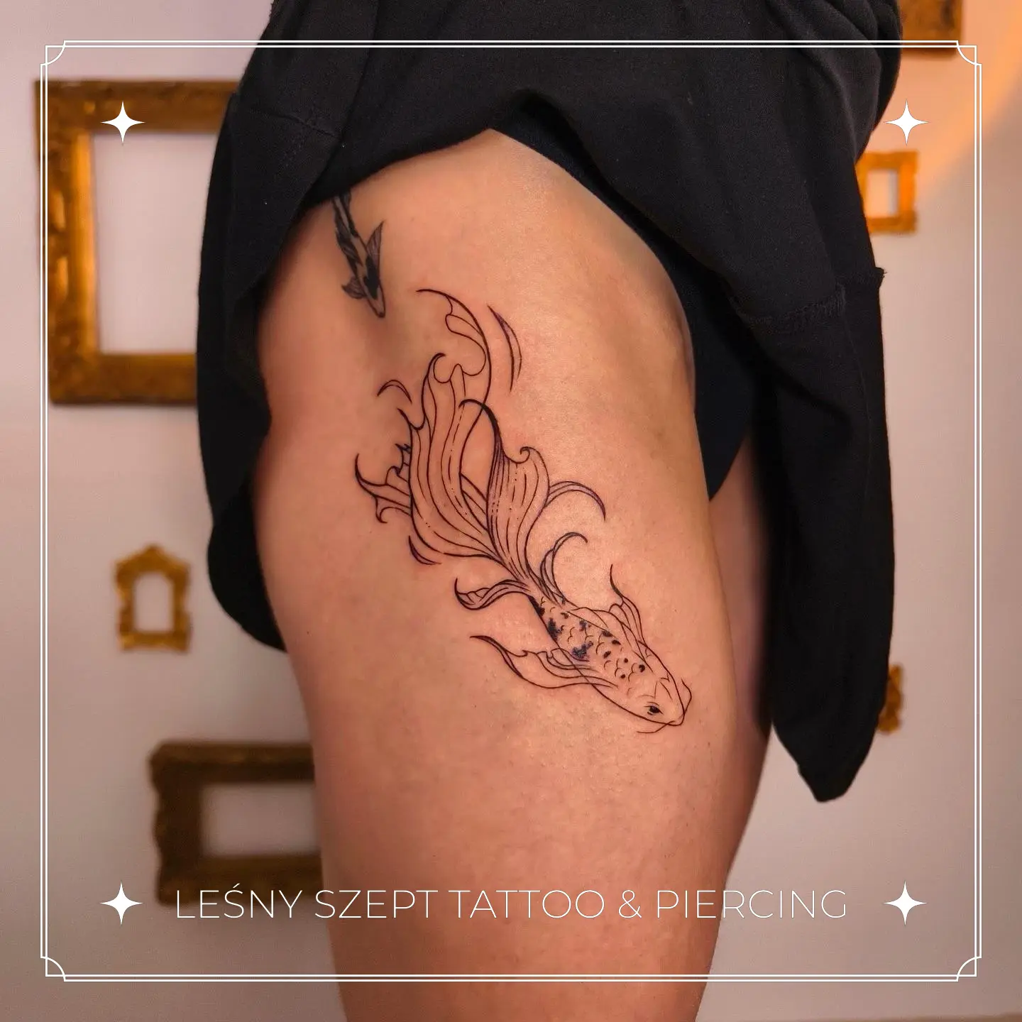 Tatuaż ryby bojownika w stylu linework na udzie