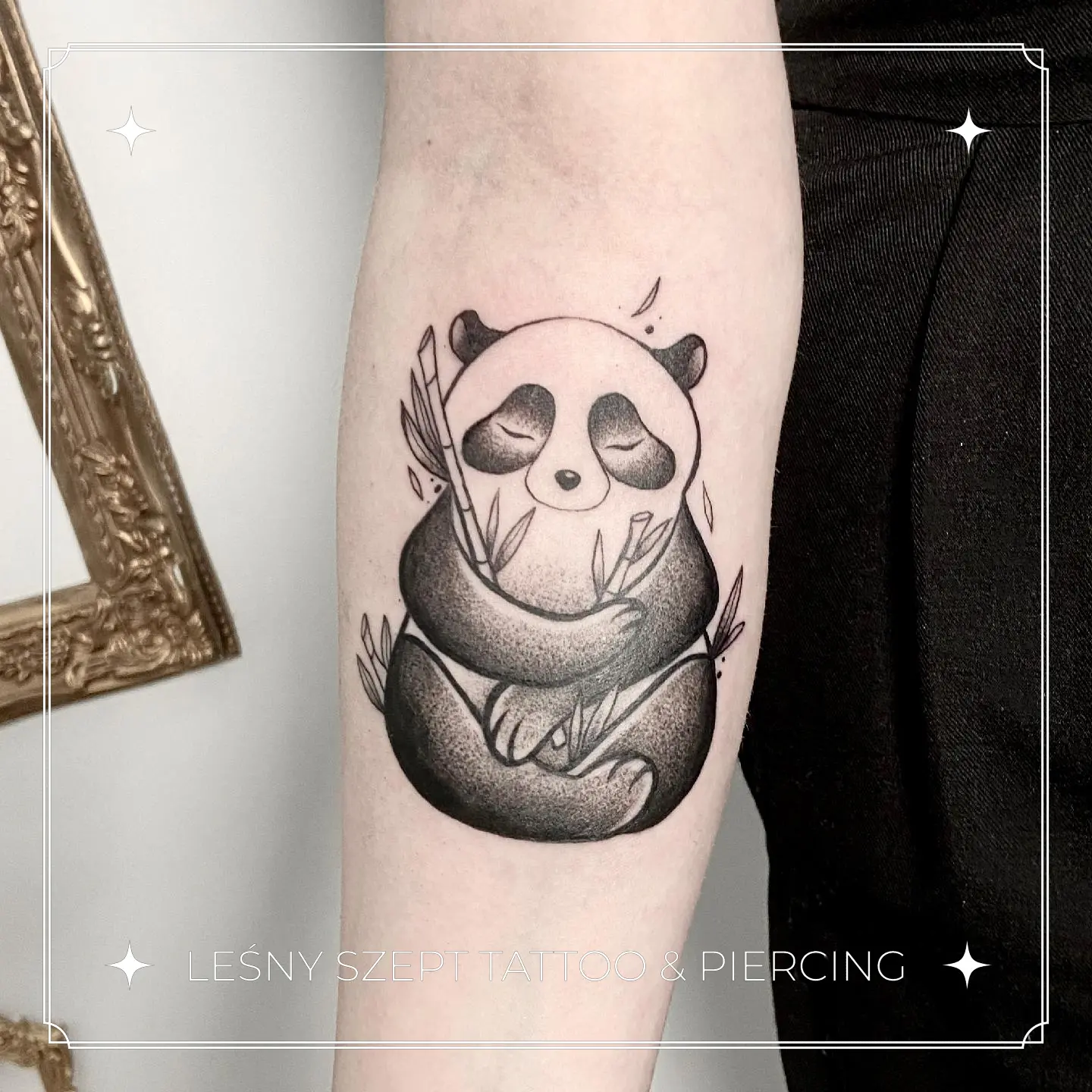 Tatuaż uroczej pandy trzymającej bambus, w stylu dotwork, na łydce