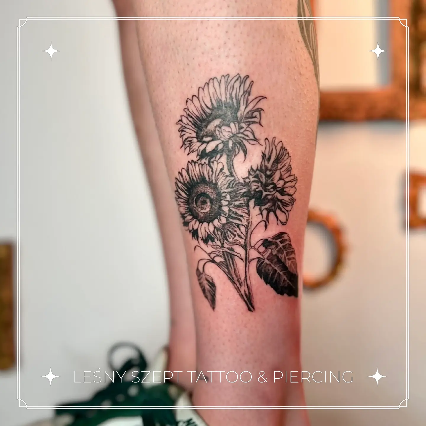 Tatuaż trzech słoneczników w stylu linework na podudziu