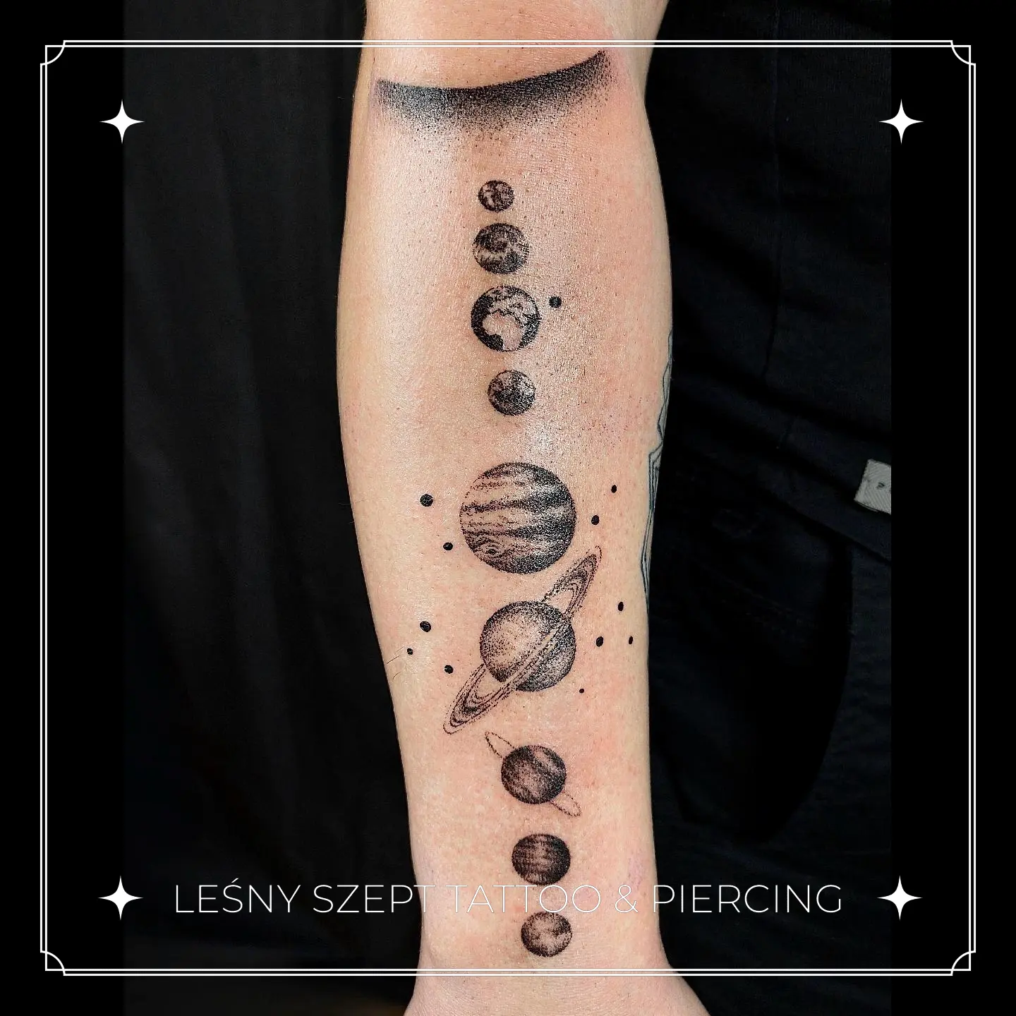 Tatuaż planet układu słonecznego ustawionych pionowo na przedramieniu