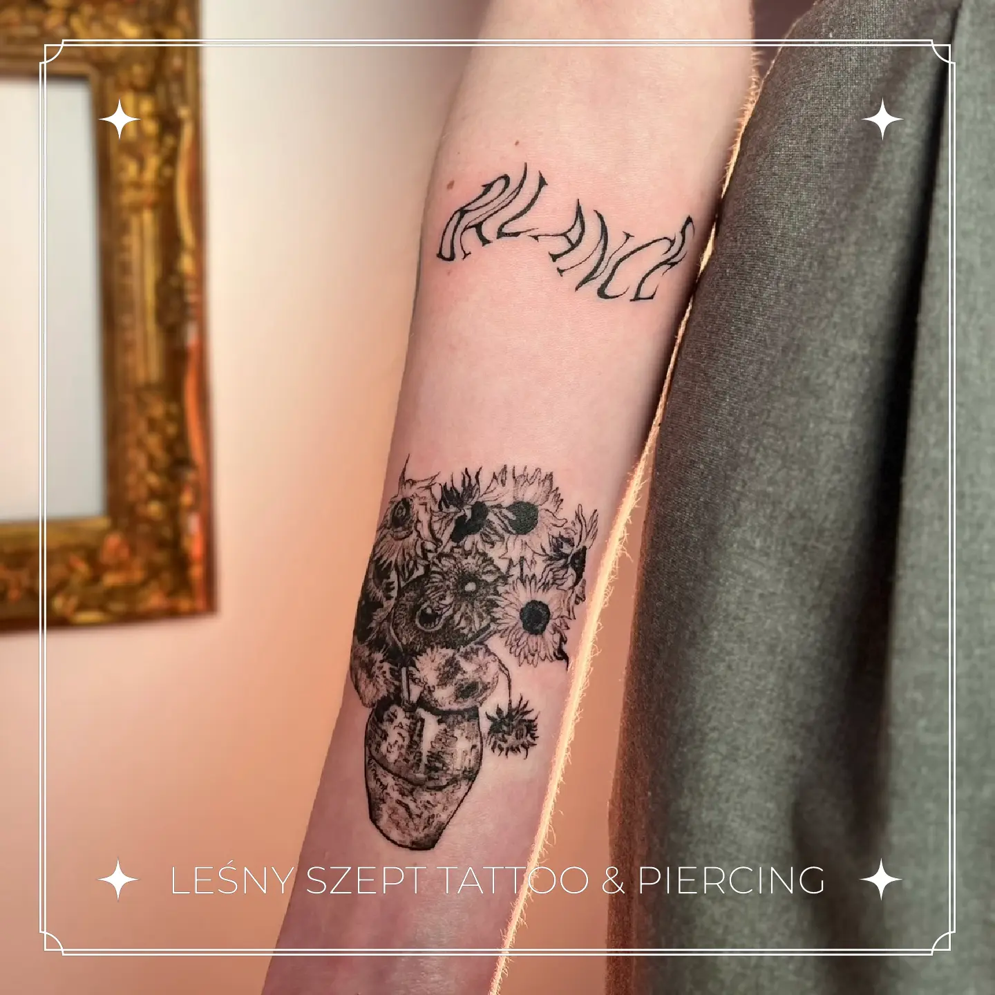 Tatuaż wazonu ze słonecznikami i napisem 'balance' na przedramieniu